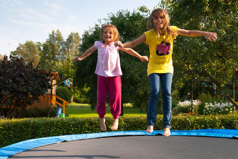 børn hopper på trampolin